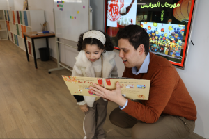 تلاميذ المرحلة الابتدائية في المغرب يختبرون الثقافة الصينية في تجربة تفاعلية غامرة