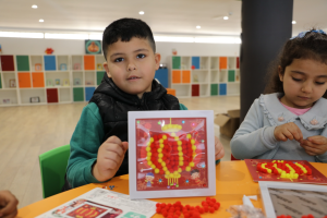 تلاميذ المرحلة الابتدائية في المغرب يختبرون الثقافة الصينية في تجربة تفاعلية غامرة