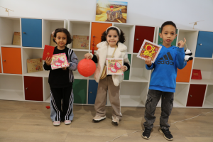 تلاميذ المرحلة الابتدائية في المغرب يختبرون الثقافة الصينية في تجربة تفاعلية غامرة