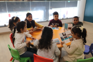 تلاميذ المرحلة الابتدائية في المغرب يختبرون الثقافة الصينية في تجربة تفاعلية غامرة