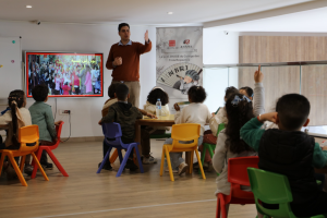 تلاميذ المرحلة الابتدائية في المغرب يختبرون الثقافة الصينية في تجربة تفاعلية غامرة